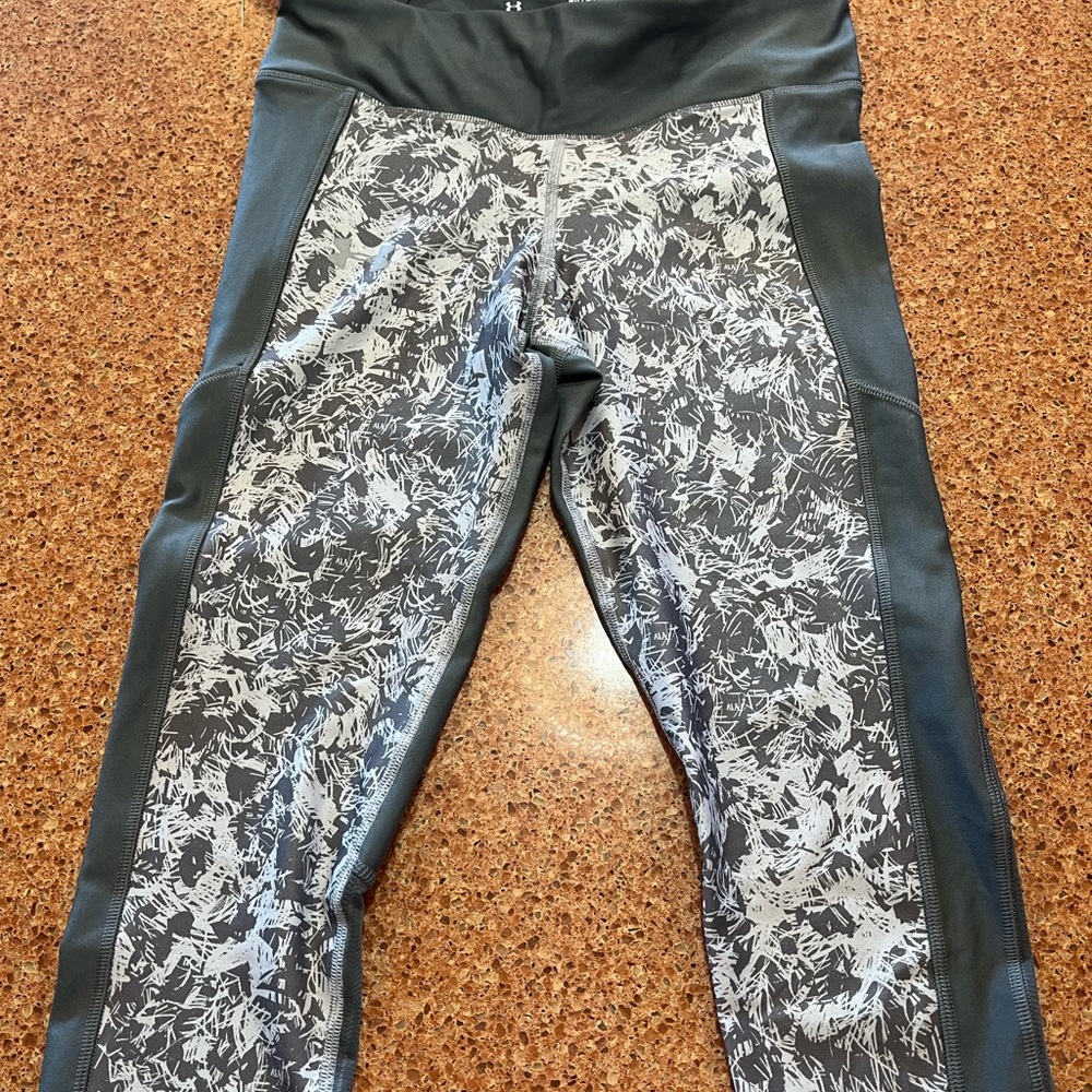 under armor compression cropped leggings.